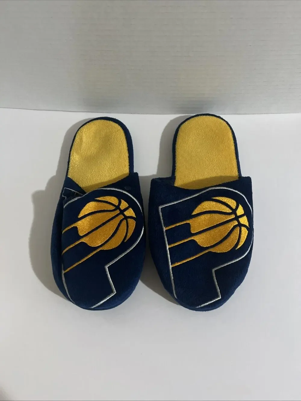 Indiana Pacers NBA Men's Slip On Slippers Size SMALL 7-8